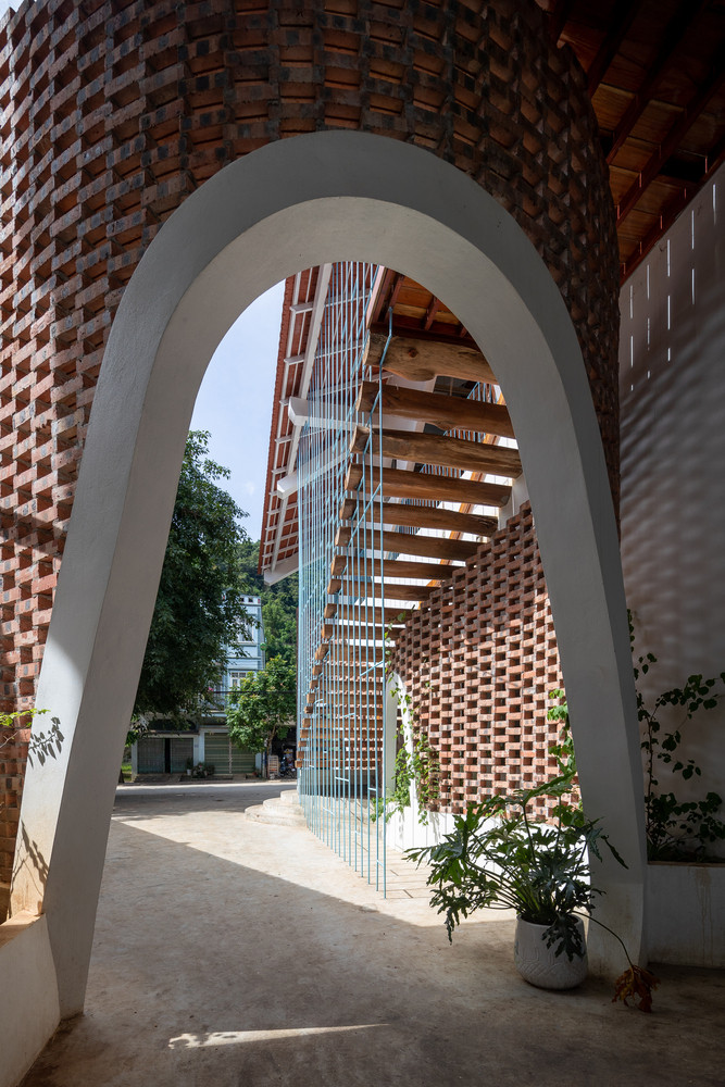 Các phòng chức năng của nhà hàng được phân bố ở tầng 1 là các phòng khép kín và tầng 2 là sảnh lớn.