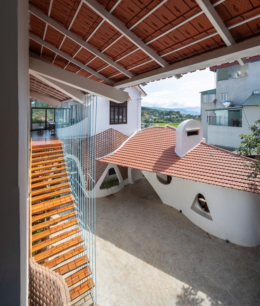 Phía bên trên dành cho khu nhà hàng với các không gian chức năng như sân đỗ xe, khu bếp nấu và bếp củi để phục vụ cho các món ăn dân tộc.