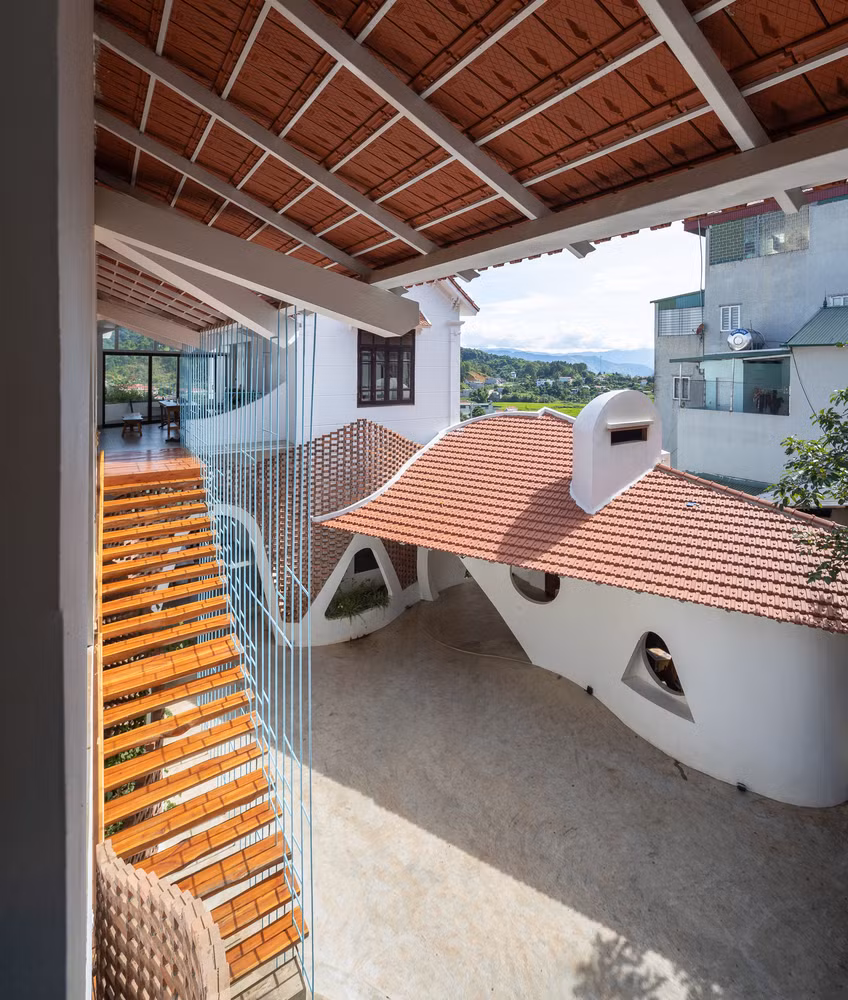 Phía bên trên dành cho khu nhà hàng với các không gian chức năng như sân đỗ xe, khu bếp nấu và bếp củi để phục vụ cho các món ăn dân tộc.