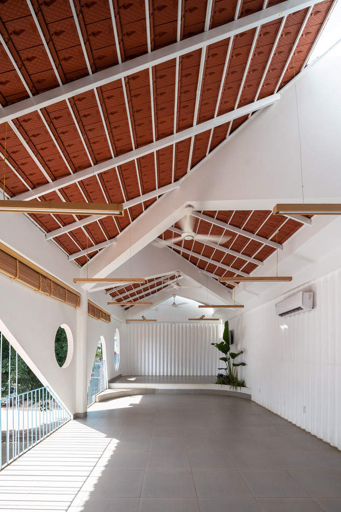 Không gian cũ của công trình là sự đan xen giữa kinh doanh và nhà ở. Điều này gây ra nhiều bất tiện cho cuộc sống gia đình và ảnh hưởng không nhỏ đến việc kinh doanh của quán.