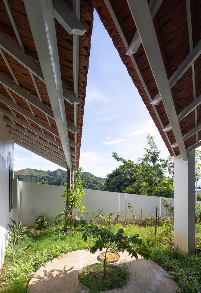 Ngôi nhà là sự tiếp nối của những cánh đồng lúa để có không gian xanh.