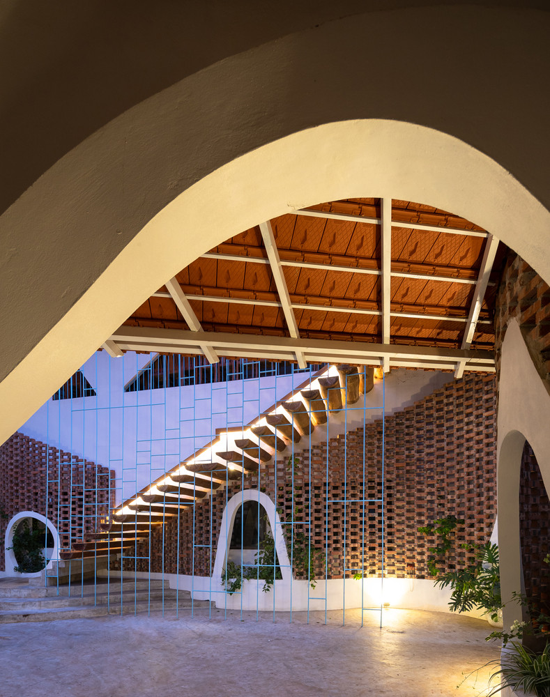 Cầu thang cũ được nối trực tiếp từ sân đi lên, tạo thành lối đi riêng lên tầng trên.