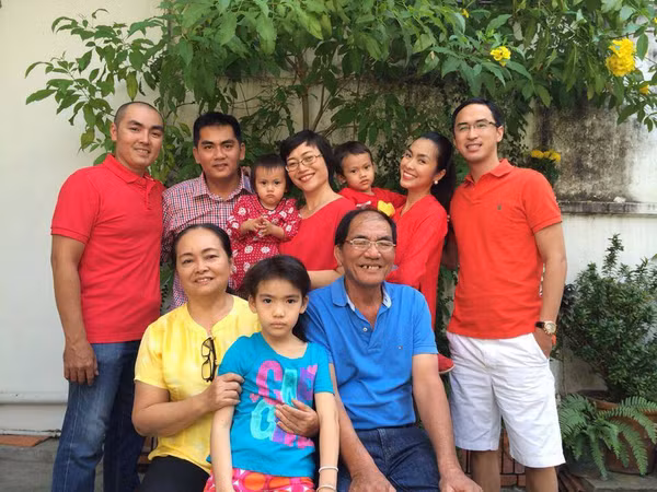 Thỉnh thoảng, Hà Tăng đưa con về thăm ông bà ngoại và thưởng thức hoa quả do chính ông bà trồng. Ảnh: FBNV