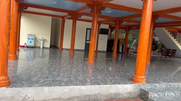 Sàn bên dưới có không gian thoáng đãng, với các trụ cột bê tông sơn giả gỗ. Ảnh: Báo giao thông