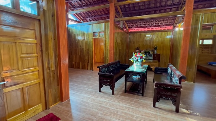 Bàn ghế đơn giản, không quá cầu kỳ. Ảnh chụp màn hình