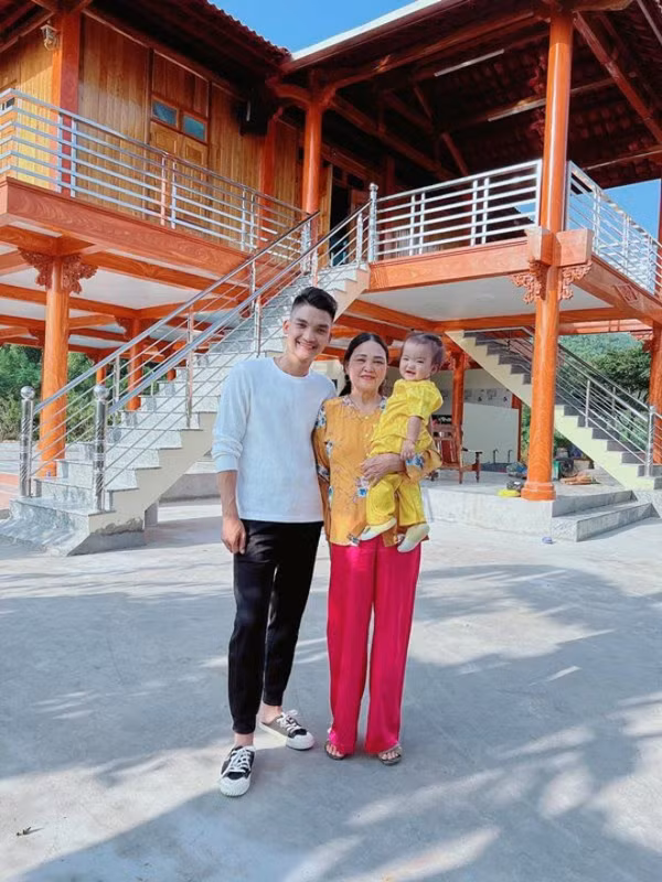 Trước khi "yên bề gia thất", Mạc Văn Khoa xây cho bố mẹ một ngôi nhà đẹp nhất vùng rộng 380m2 còn mình vẫn ở nhà thuê. Ảnh: Facebook Mạc Văn Khoa