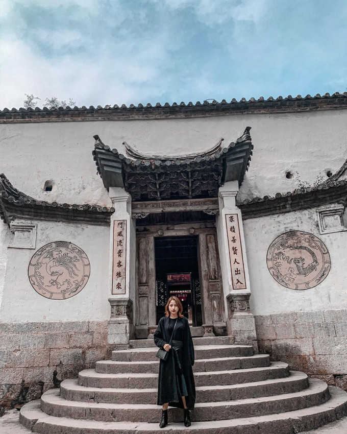 Cổng vào dinh thự bề thế với những họa tiết điêu khắc độc đáo. Ảnh: Travelmag