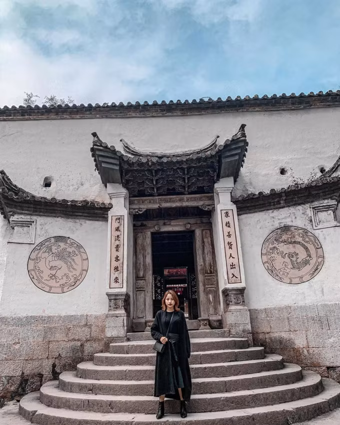 Cổng vào dinh thự bề thế với những họa tiết điêu khắc độc đáo. Ảnh: Travelmag