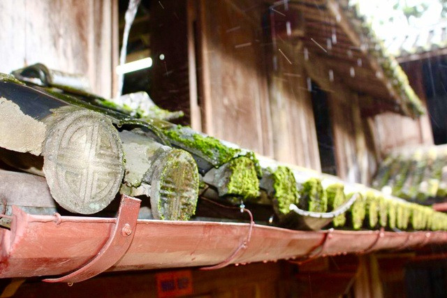 Ngói máng âm dương màu ghi xanh có thể chống được mưa đá to - kiểu thời tiết khắc nghiệt ở khu vực này. Ảnh: Dân trí