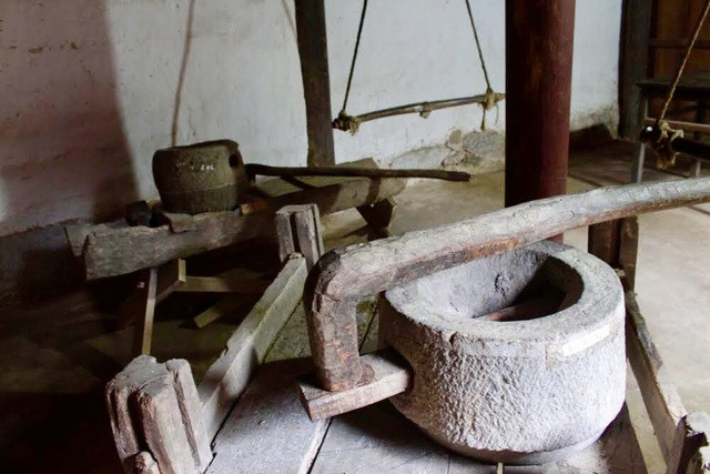 Bên trong dinh thự còn lưu giữ nhiều hiện vật gốc như cối đá, bếp sưởi, bàn ghế gỗ...Ảnh: Dân trí