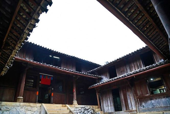 Bao quanh khu dinh thự là một dải núi cao, tạo nên địa thế hình vòng cung ôm lấy toàn bộ ngôi nhà. Ảnh: Tiền phong