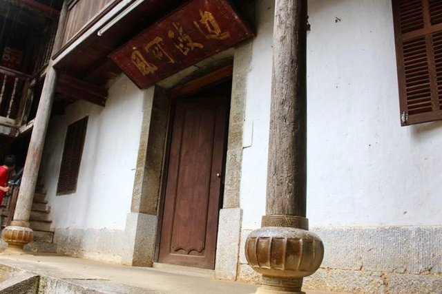 Ngôi nhà xây bằng đá xanh vĩnh cửu, gỗ thông núi đá rất cứng và có khả năng chống mối mọt tốt. Ảnh: Dân trí