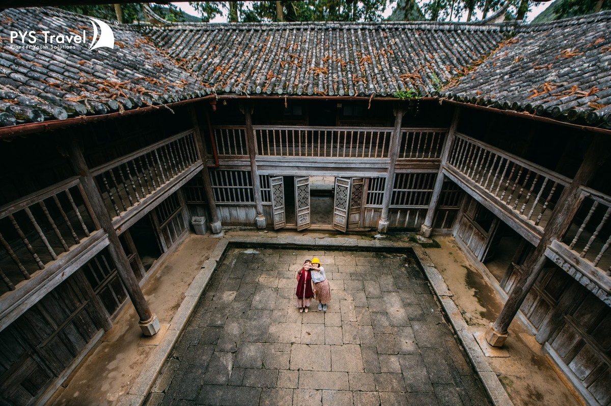 Người xây dựng ra dinh thự này là vua Mèo Vương Chính Đức - người được tôn làm thủ lĩnh tổ chức Hươu nai của người H’ Mông ở Đồng Văn để chống lại quân cờ Đen của Trung Quốc. Ảnh: PYS Travel