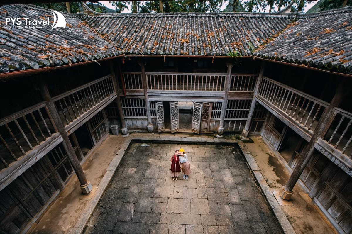 Người xây dựng ra dinh thự này là vua Mèo Vương Chính Đức - người được tôn làm thủ lĩnh tổ chức Hươu nai của người H’ Mông ở Đồng Văn để chống lại quân cờ Đen của Trung Quốc. Ảnh: PYS Travel