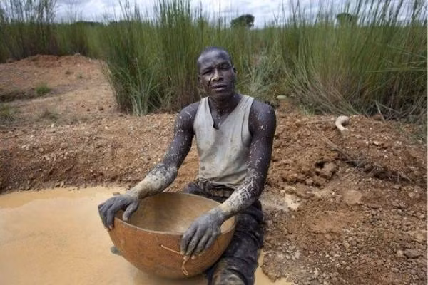 Thế nhưng, phương thức đào vàng ở Mali rất nguyên thủy. Một số người không có công cụ đã phải tận dụng những chiếc cào làm từ xương của động vật hoang dã. Ảnh: Getty