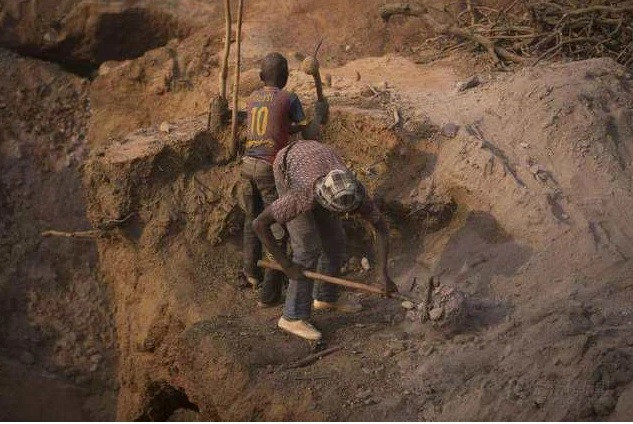 Việc khai thác dễ dàng đến mức chỉ cần dùng xẻng xúc là có. Ai cũng mong tìm được một cục vàng thật to để đổi đời. Ảnh: Getty