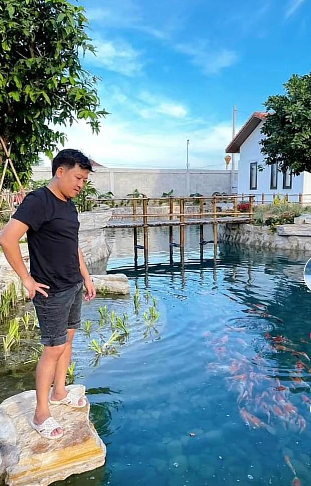 Căn nhà mang tên ái nữ nhà Trường Giang còn có khu vực hồ cá rộng lớn.