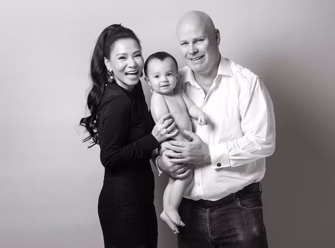 Vợ chồng ca sĩ Thu Minh từng chi gần 90 tỷ đồng mua 2 căn hộ penthouse tại một chung cư đắt đỏ bậc nhất nằm ở quận 3, TP. HCM cho bé Gấu. Đáng tiếc, vì một số vấn đề nên vợ chồng Thu Minh không thể tặng món quà này đến con trai.