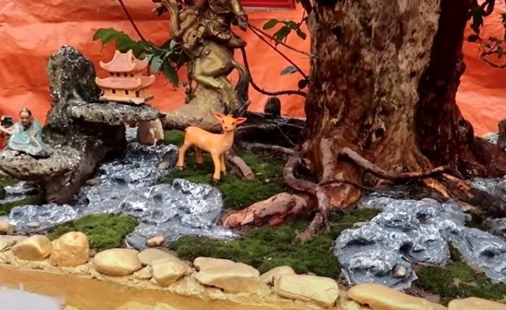 Để tạo thêm điểm thu hút cho chậu ổi, chủ nhân đã dành 1 tuần để trang trí cho phần gốc cây, với các lớp giả đá, tượng…