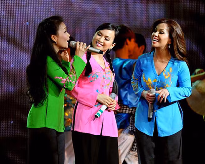 Những năm 2000 là thời điểm 3 chị em Cẩm Ly - Hà Phương - Minh Tuyết ghi dấu ấn trong lòng khán giả. Đặc biệt, Cẩm Ly và Minh Tuyết đã tạo nên cặp song ca nổi tiếng không chỉ trong nước mà còn ở sân khấu hải ngoại. Ảnh: Vietnamnet