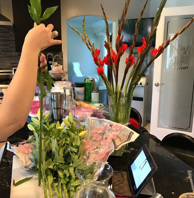 Minh Tuyết còn tự tay trang trí nhiều hoa tươi trong nhà.