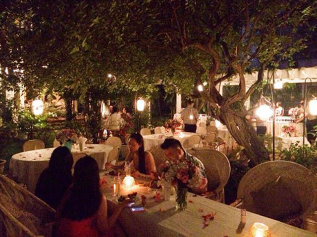 Biệt thự rộng đến mức muốn đi từ cổng vào đến cửa nhà phải chạy xe vài cây số. Bên trong là một quần thể nghỉ dưỡng với vườn, vài bể bơi tiêu chuẩn. Ảnh: Vietnamnet