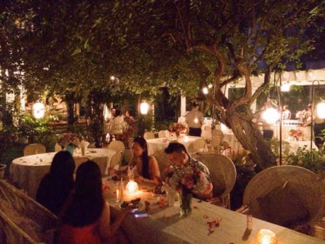 Biệt thự rộng đến mức muốn đi từ cổng vào đến cửa nhà phải chạy xe vài cây số. Bên trong là một quần thể nghỉ dưỡng với vườn, vài bể bơi tiêu chuẩn. Ảnh: Vietnamnet