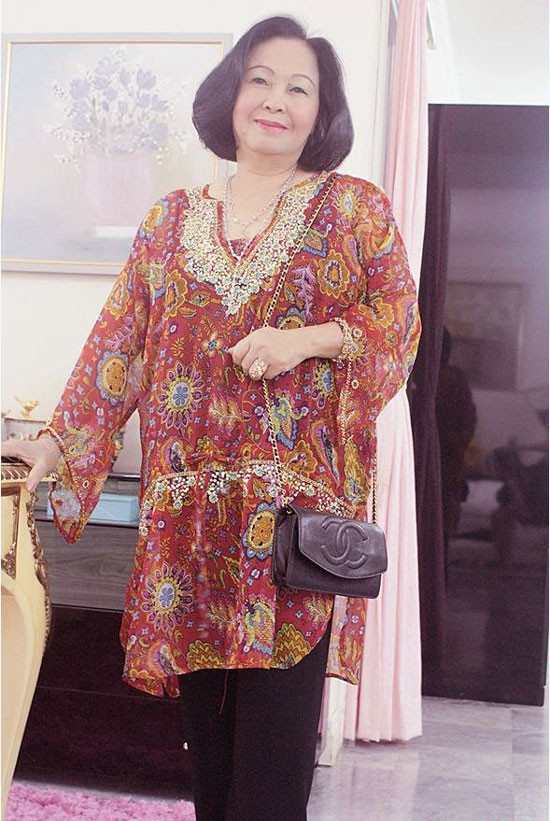 Bà nội của Lý Quí Khánh là một quý bà sành điệu, ăn mặc rất trẻ trung, hợp thời. Ảnh: Pháp luật &amp; Bạn đọc