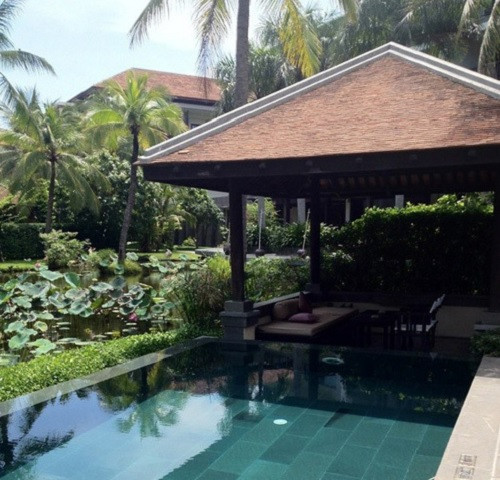 Một trong số những hồ bơi bên trong khu biệt thự. Ảnh: Vietnamnet