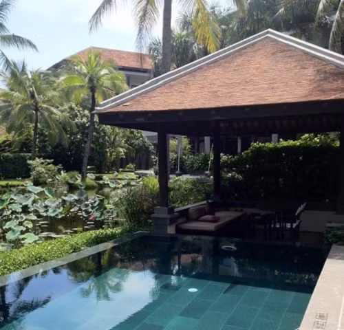 Một trong số những hồ bơi bên trong khu biệt thự. Ảnh: Vietnamnet