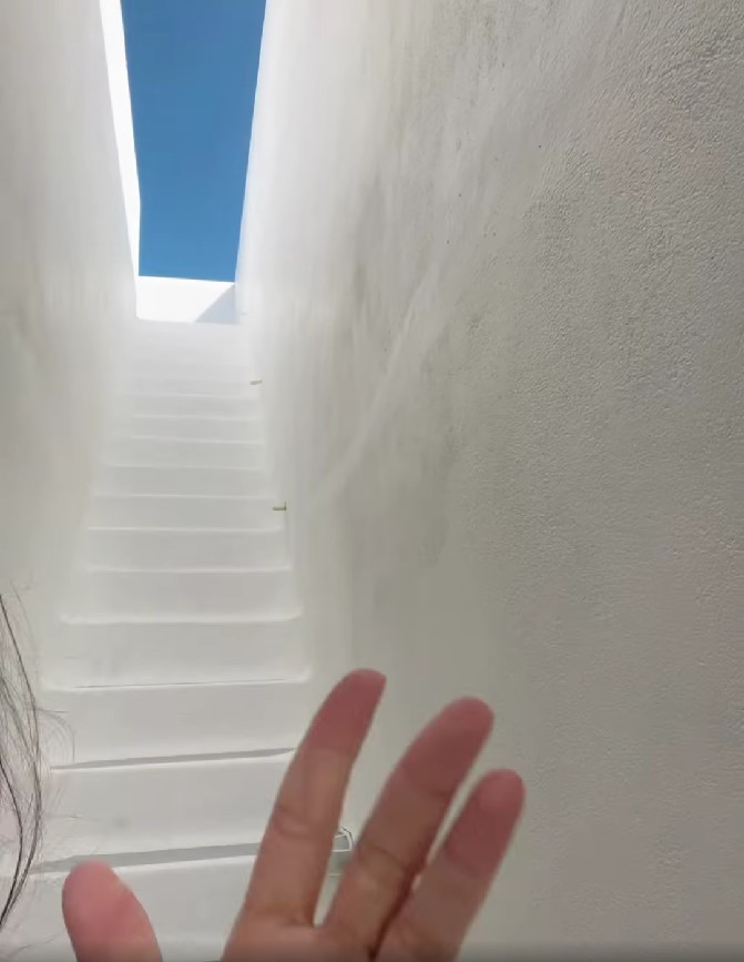 Khu vực cầu thang đi lên sân thường thiết kế mở, được cô gọi là "nấc thang lên thiên đường".