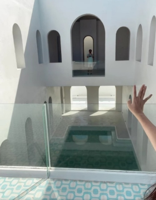 Ngôi nhà có tông màu chủ đạo là trắng, xanh biển tạo cảm giác mát mẻ và thư thái.