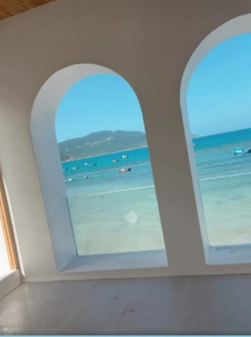 Ngoài không gian mở và hoành tráng như lâu đài, biệt thự mới của Phan Như Thảo còn có view triệu đô và thế "tựa sơn hướng thủy" (tựa núi hướng biển) với mong muốn "sơn quản nhân đinh, thủy quản tài" (Núi quản con người, nước quản tài lộc).