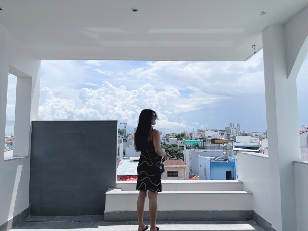 Đặc biệt, ngôi nhà còn có khung cảnh nhìn từ trên cao đẹp và yên bình.Ảnh: Karen Nguyễn