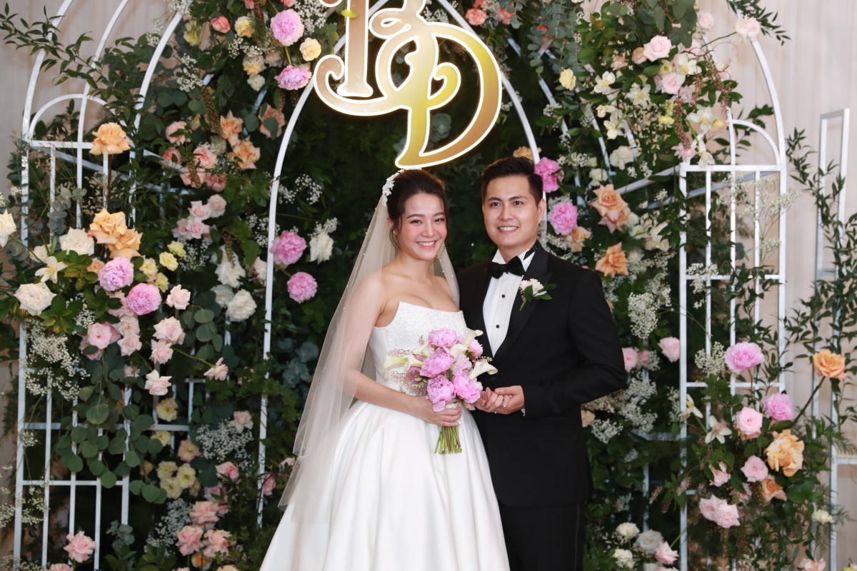 Không gian tiệc cưới của Karen Nguyễn đậm chất "cổ tích" với rất nhiều hoa tươi lãng mạn. Ảnh: Maison de Bil