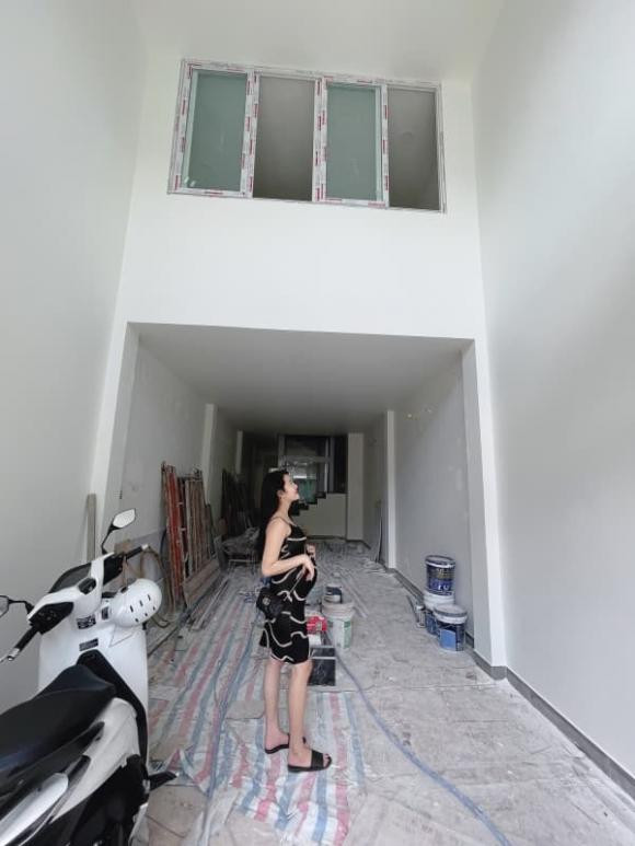 Nhà mới của Karen Nguyễn gồm 4 tầng lầu với gam màu trắng chủ đạo. Ảnh: Karen Nguyễn