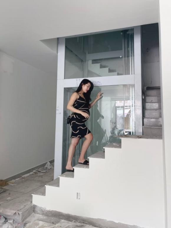 Nữ diễn viên cho biết, nhà mới được xây dựng với diện tích rộng rãi, đủ cho cả gia đình sinh hoạt thoải mái. Ảnh: Karen Nguyễn