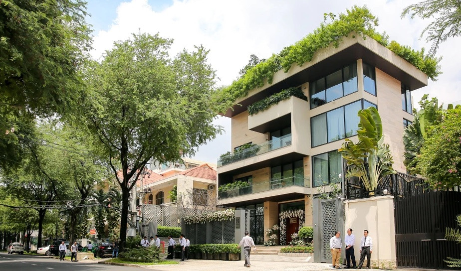 Sau khi kết hôn với doanh nhân Trung Tín, Hoa hậu Đặng Thu Thảo rời showbiz và sinh sống cùng chồng trong một căn biệt thự bề thế ngay trung tâm quận 1 (TP HCM). Ảnh: Zing