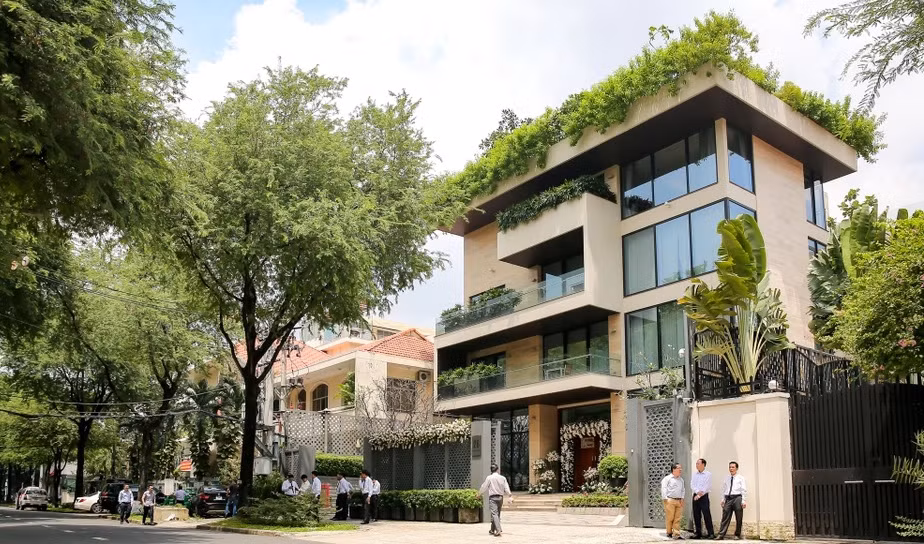 Sau khi kết hôn với doanh nhân Trung Tín, Hoa hậu Đặng Thu Thảo rời showbiz và sinh sống cùng chồng trong một căn biệt thự bề thế ngay trung tâm quận 1 (TP HCM). Ảnh: Zing