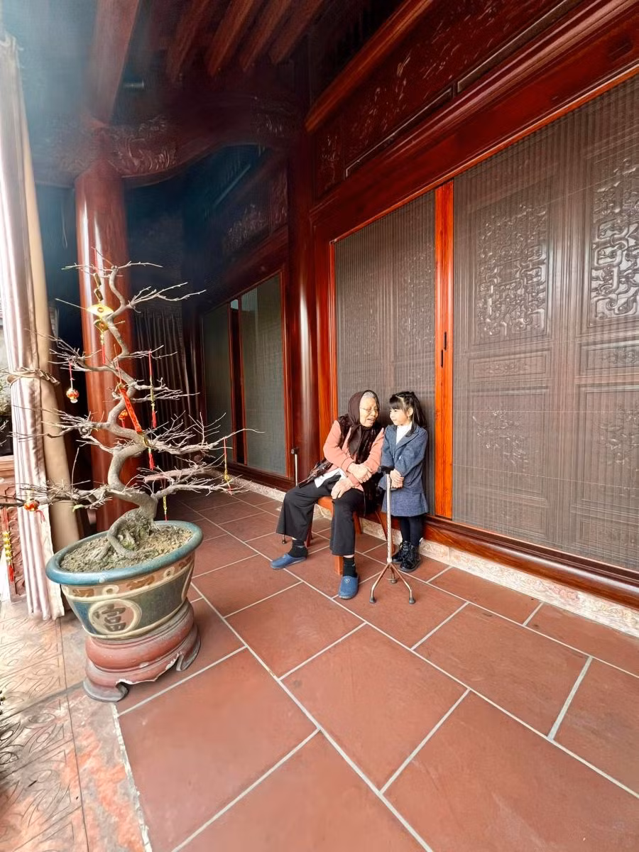 Dãy nhà ngang gồm 2 tầng thiết kế theo lối kiến trúc cổ, sử dụng chất liệu chủ đạo là gạch đỏ đặc với mái lợp ngói và kèo gỗ. Ảnh: Reatimes