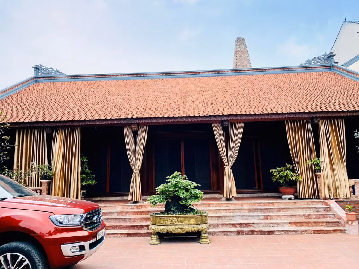 Căn nhà gỗ 5 gian được xây dựng theo kiểu nhà gỗ truyền thống, có chiều dài 15,69m; chiều rộng 10,66m. Ảnh: Reatimes