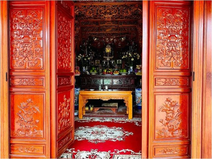 Căn nhà gỗ 5 gian 2 buồng có 3 gian giữa được thiết kế không gian mở. Gian giữa được bố trí làm không gian thờ, với phần nội thất như: Án gian, cửa võng thờ...Ảnh: Dân trí