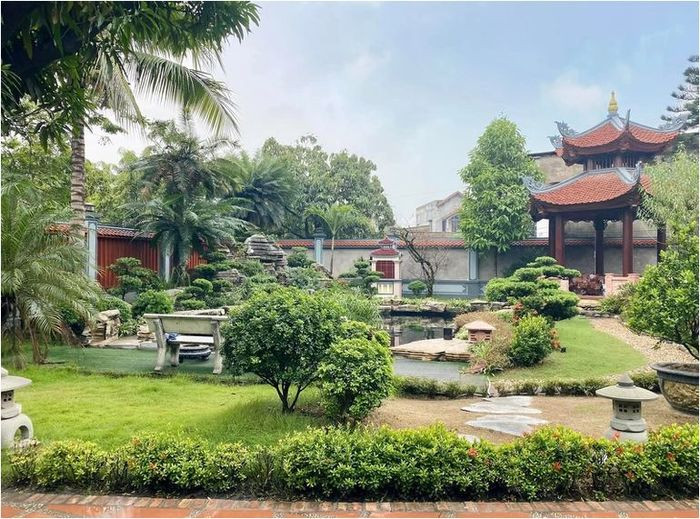 Phía bên ngoài là khoảng sân rộng với một chòi lục giác chồng diêm đặt ngay cạnh hồ cá Koi. Ảnh: Dân trí
