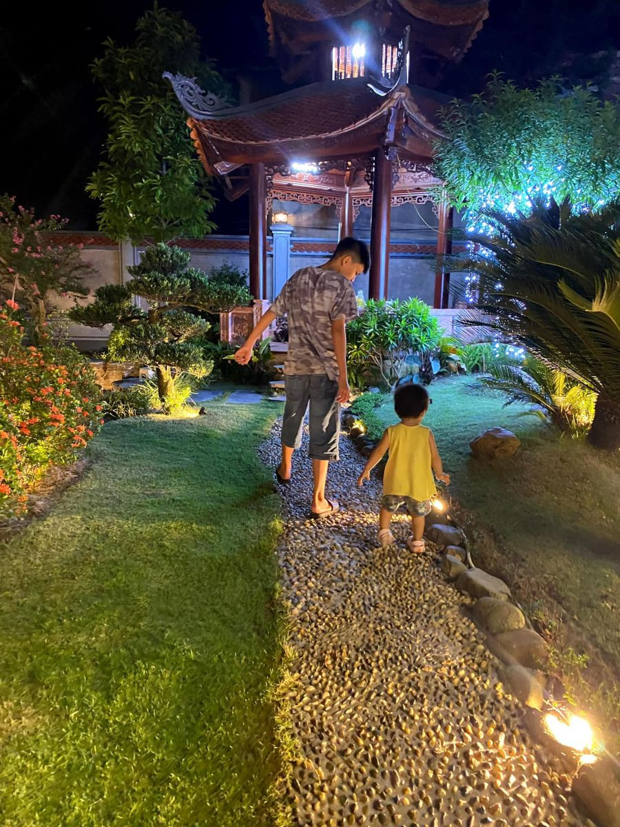 Trong khuôn viên ngôi nhà còn được bố trí nhiều cây cảnh như chậu sen, cây tùng...Ảnh: Reatimes