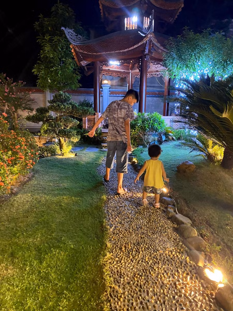 Trong khuôn viên ngôi nhà còn được bố trí nhiều cây cảnh như chậu sen, cây tùng...Ảnh: Reatimes