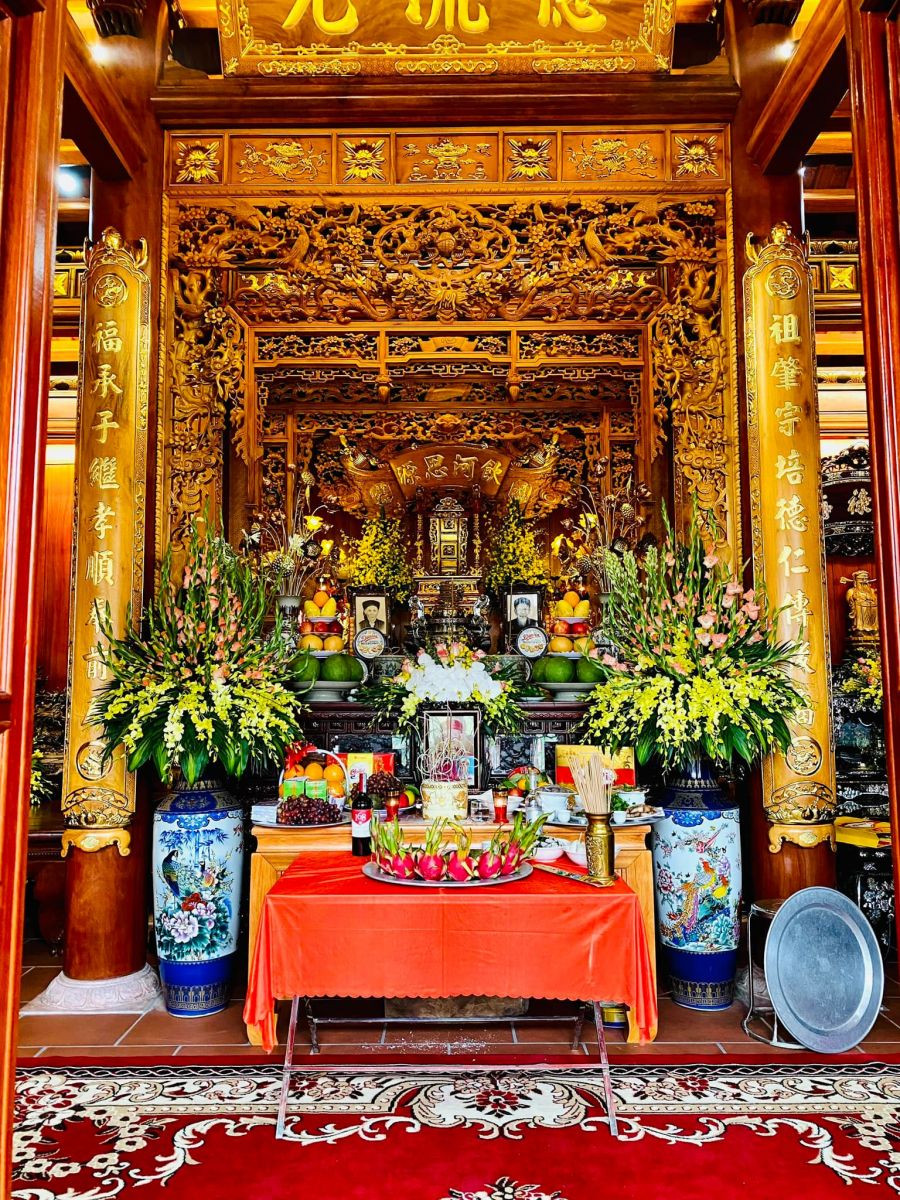 Toàn bộ ngôi nhà đều sử dụng gỗ Lim Tali nhập khẩu từ Nam Phi, có tổng cộng 36 cột gồm cột cái, cột con và cột hiên với đường kính lần lượt là: 36cm, 33cm, 30cm. Ảnh: Reatimes