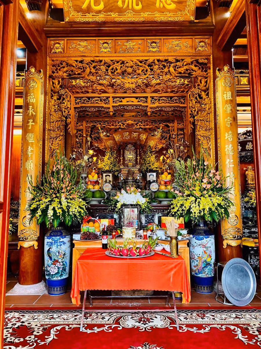 Toàn bộ ngôi nhà đều sử dụng gỗ Lim Tali nhập khẩu từ Nam Phi, có tổng cộng 36 cột gồm cột cái, cột con và cột hiên với đường kính lần lượt là: 36cm, 33cm, 30cm. Ảnh: Reatimes