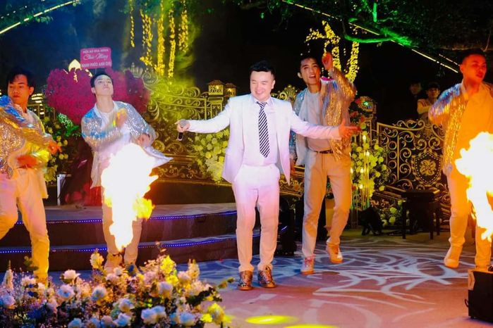 Đáng chú ý, bữa tiệc kỷ niệm 15 năm ngày cưới có sự xuất hiện của nhiều nghệ sĩ Việt nổi tiếng như ca sĩ Ngọc Sơn, ca sĩ Khánh Phương, ca sĩ Dương Ngọc Thái, ca sĩ Tố My, Giang Hồng Ngọc...Ảnh: FB Dương Ngọc Thái