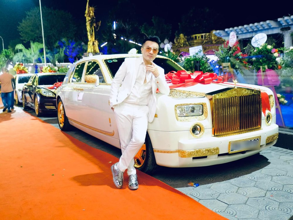 Vị đại gia đất Hải Dương cũng tiết lộ các chi tiết trên xe đều được mạ vàng 24k. Theo chia sẻ, số tiền để mạ vàng mỗi xe lên tới gần 1 tỷ đồng. Ảnh: Facebook