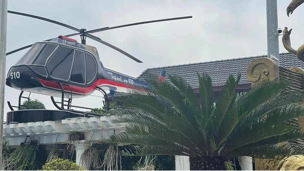 Bên cạnh đó là hình ảnh một chiếc mô hình máy bay cũng được chủ nhân bữa tiệc trưng bày bên trong khuôn viên biệt thự. Ảnh: Pháp luật &amp; bạn đọc